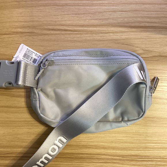 💎 Lululemon Everywhere Belt Bag Silver Drop Grey - Picture 4 of 6